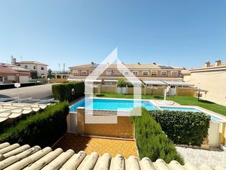 Miete Reihenhaus  Cv-8280. Alquiler larga temporada con 4 habitaciones, 2b y piscina