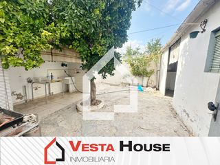 Casa adossada  Calle daimiel. Planta baja con amplio patio y 3 habitaciones a reformar