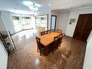Appartement à Pere Crespí. Piso muy amplio, con muy buena distribución, balcón y cuatro dor