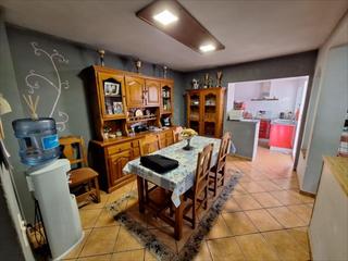 Casa adossada a Benicull De Xúquer. Esta atractiva vivienda ofrece un amplio y cómodo espacio para t