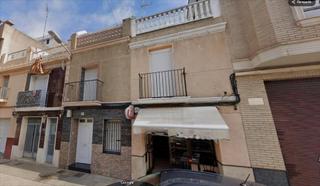 Casa adossada en Pere Cresp. Casa difana para construir y bar para uso inmediato la vivienda