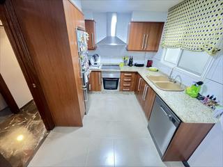 Pis en Caputxins. Se vende completamente amueblado y con electrodomsticos!!magnf