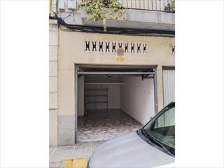 Pis a Albuixarres. Garaje cerrado a pie de calle cerca av. sants patrons con una su