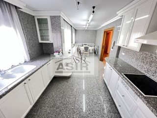 Flat in Alquenència - Venècia. Excelente y bonita casa chaflán de obra nueva con una superficie