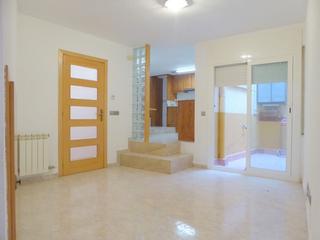 Affitto Piano terra in Carrer isabel ii 3. Baix +2 patis petits parking opcional