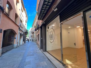 Alquiler Local Comercial en Carrer nou 40. Cèntric local comercial en carrer peatonal