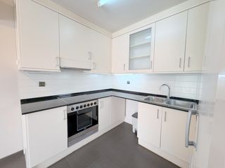 Rent Flat  Carrer de l'hospital 19. Cèntric i de recent construcció