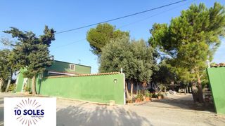 Casa en Orihuela Ciudad. Complejo en venta: dos chalets en una misma parcela en orihuela