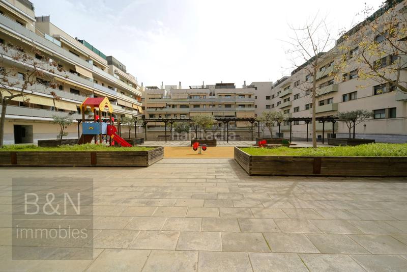 Foto 6b4ae2c8-81e4-4263-bc86-bd5a1f084d1e. Piso te vas a enamorar de su carácter! amplio, luminoso, con zona comunitaria y plaza de párquing con trastero en Terrassa