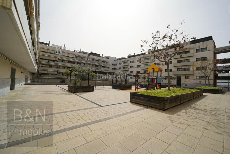 Foto 8d457439-839a-42d2-9b05-0e6c880a2072. Piso te vas a enamorar de su carácter! amplio, luminoso, con zona comunitaria y plaza de párquing con trastero en Terrassa