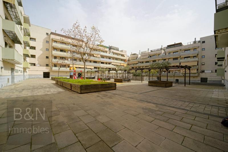 Foto 925265ef-60b8-456d-a239-025f0402fbcd. Piso te vas a enamorar de su carácter! amplio, luminoso, con zona comunitaria y plaza de párquing con trastero en Terrassa