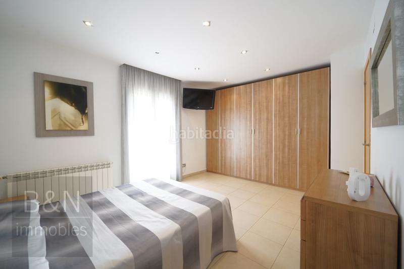 Foto 8cbaea8d-0a11-4486-9406-3652db2466f2. Piso un hogar reformado, con doble salida exterior y solo un vecino. en Terrassa