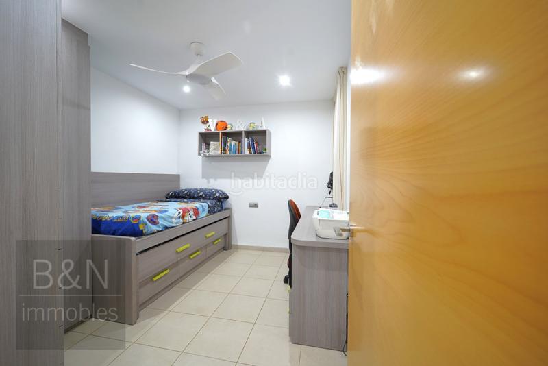 Foto 9135412b-e03d-4574-946b-586d98b844dd. Piso un hogar reformado, con doble salida exterior y solo un vecino. en Terrassa