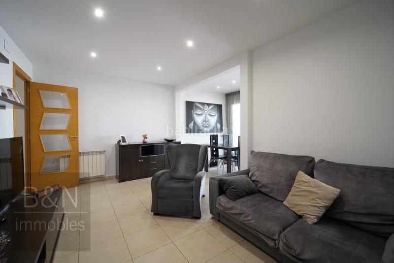 Foto f4b09e86-ce07-4bfd-878b-5fdcc8371f40. Piso un hogar reformado, con doble salida exterior y solo un vecino. en Terrassa