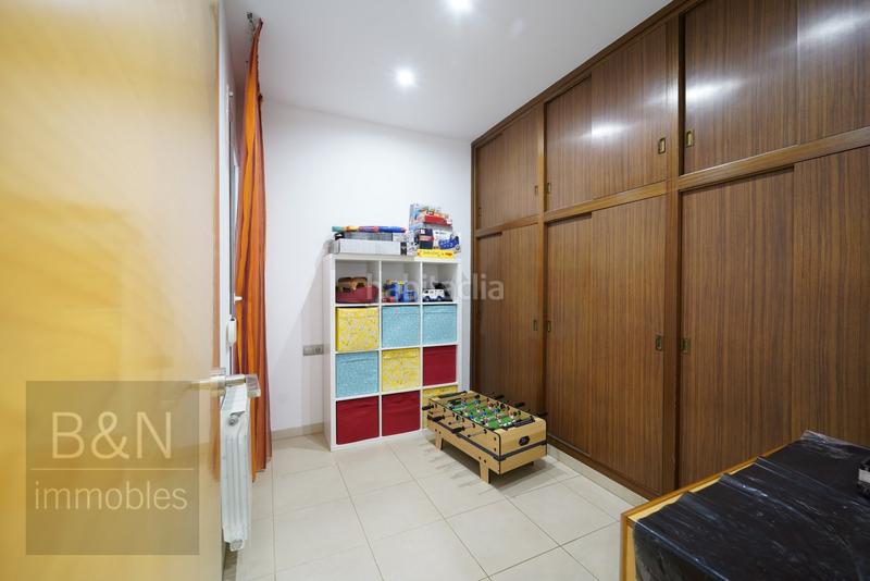 Foto fb5d3eb0-1b4c-4fa4-9e96-5fa9f10c9344. Piso un hogar reformado, con doble salida exterior y solo un vecino. en Terrassa