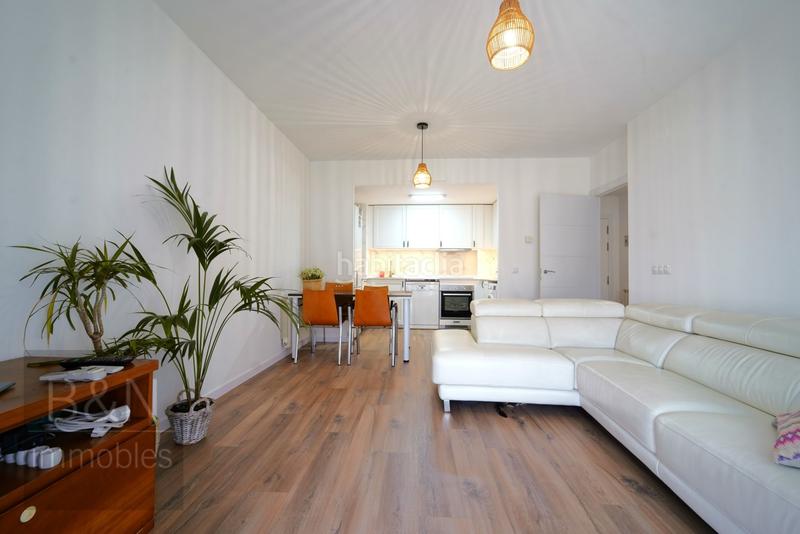 Foto 08e1c55f-46c1-42aa-a379-48211686d71e. Piso una vivienda con calidez, luz y balcón recién reformado con plaza de garaje incluida en Terrassa