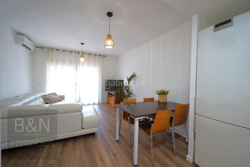 Foto 0ed851e5-9b9b-4f7f-8a00-5eb8a109c791. Piso una vivienda con calidez, luz y balcón recién reformado con plaza de garaje incluida en Terrassa
