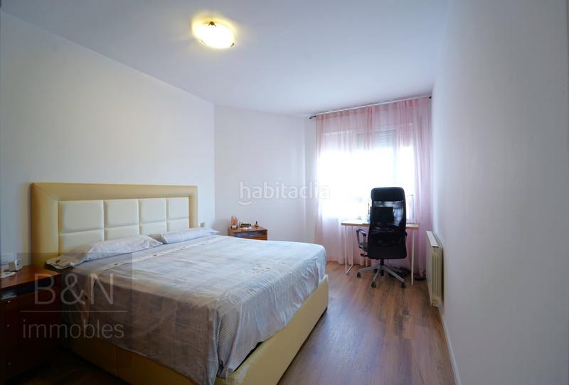 Foto 1631ff32-d834-4f93-9e72-a3a870101e23. Piso una vivienda con calidez, luz y balcón recién reformado con plaza de garaje incluida en Terrassa