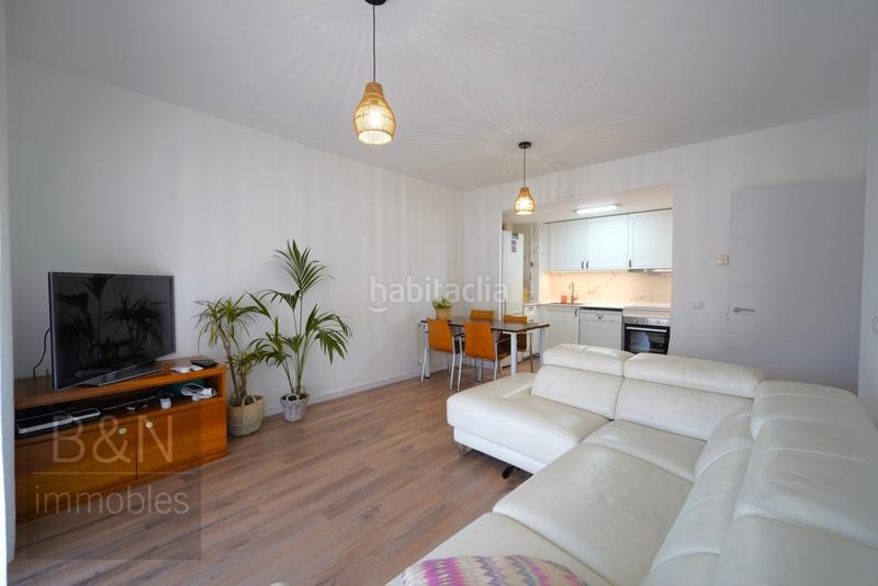 Foto 185d092a-5575-462a-b1db-c07ddc577bbd. Piso una vivienda con calidez, luz y balcón recién reformado con plaza de garaje incluida en Terrassa