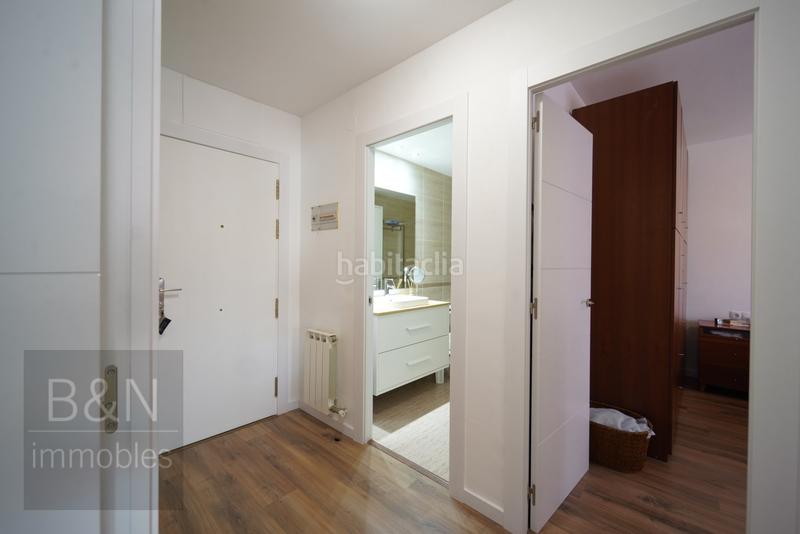 Foto 2b0548da-d3c1-44c2-aa96-39c40e100281. Piso una vivienda con calidez, luz y balcón recién reformado con plaza de garaje incluida en Terrassa