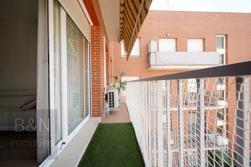 Foto 2bb3e755-3f05-4f3e-8734-e208267a4825. Piso una vivienda con calidez, luz y balcón recién reformado con plaza de garaje incluida en Terrassa