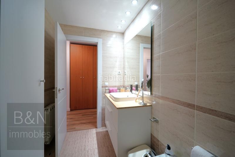 Foto 54f8b282-bfab-479a-830d-0bdc313b91ec. Piso una vivienda con calidez, luz y balcón recién reformado con plaza de garaje incluida en Terrassa