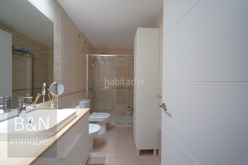 Foto 62297c01-d316-4f55-9a61-2788ba5bf010. Piso una vivienda con calidez, luz y balcón recién reformado con plaza de garaje incluida en Terrassa