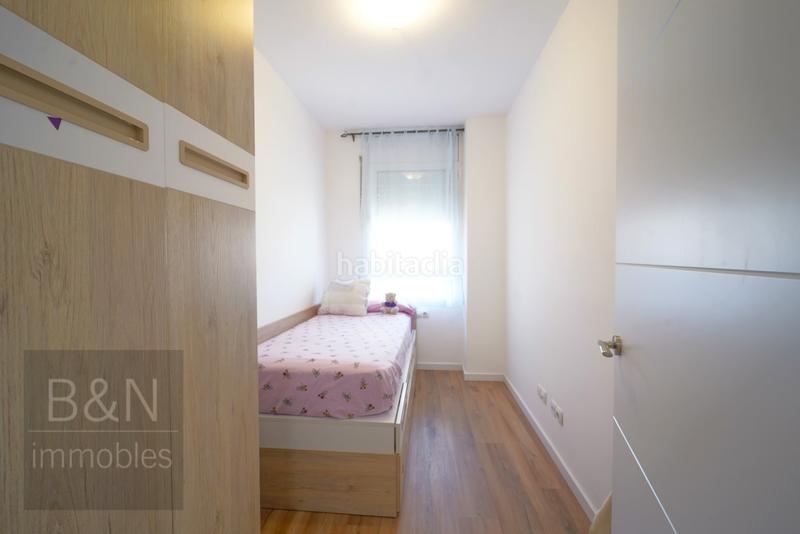Foto 7c64507e-88fe-4b15-be1f-483e901f792e. Piso una vivienda con calidez, luz y balcón recién reformado con plaza de garaje incluida en Terrassa
