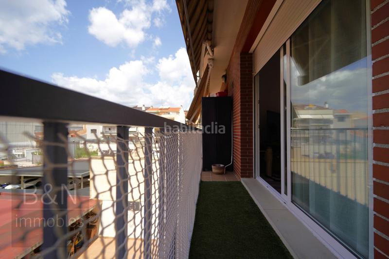 Foto 83ed7cbd-c6f0-4669-b07c-d9e4f3c6cb78. Piso una vivienda con calidez, luz y balcón recién reformado con plaza de garaje incluida en Terrassa