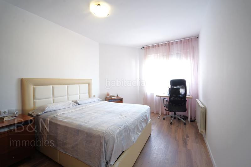 Foto b303523b-6344-44cd-b34a-af6394a2ac7b. Piso una vivienda con calidez, luz y balcón recién reformado con plaza de garaje incluida en Terrassa