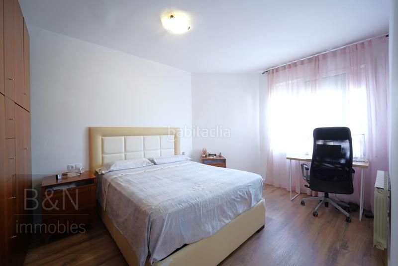 Foto b38fcb99-131c-41aa-914d-7cb6282c85d8. Piso una vivienda con calidez, luz y balcón recién reformado con plaza de garaje incluida en Terrassa