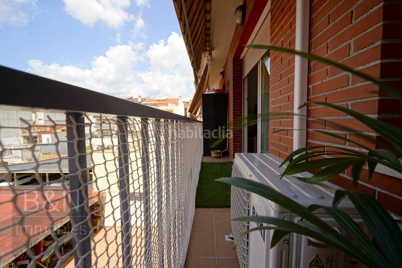 Foto d1c01e3c-22bc-483a-aea4-ab6c92dd16bc. Piso una vivienda con calidez, luz y balcón recién reformado con plaza de garaje incluida en Terrassa