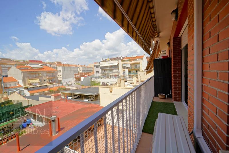 Foto d56e93ef-012d-4edb-8523-11020d1ffed6. Piso una vivienda con calidez, luz y balcón recién reformado con plaza de garaje incluida en Terrassa