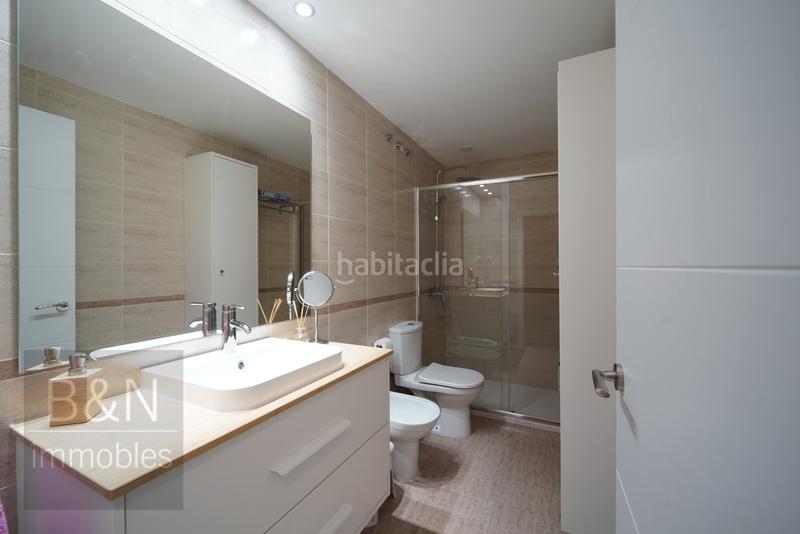 Foto f0998d49-0486-4f11-baf7-20aaa9bdc65d. Piso una vivienda con calidez, luz y balcón recién reformado con plaza de garaje incluida en Terrassa
