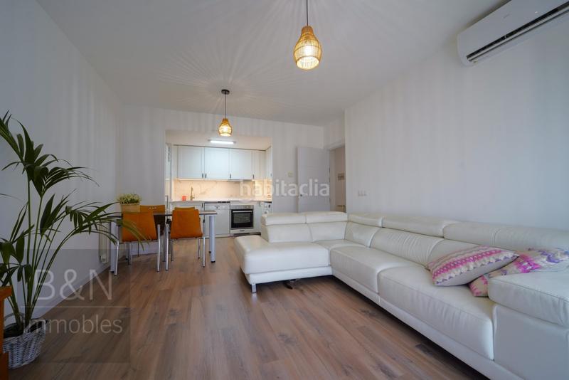 Foto f144d4de-1fb8-4cd7-96e0-1de0f1696631. Piso una vivienda con calidez, luz y balcón recién reformado con plaza de garaje incluida en Terrassa