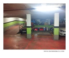 Aparcament cotxe a Ca n'Aurell. Plaza de aparcamiento en carrer de galileu, en el corazón de ter