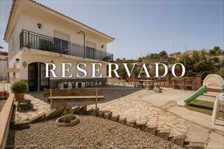 Maison à Vacarisses. Casa a 4 vientos con jardín y piscina en un entorno natural priv