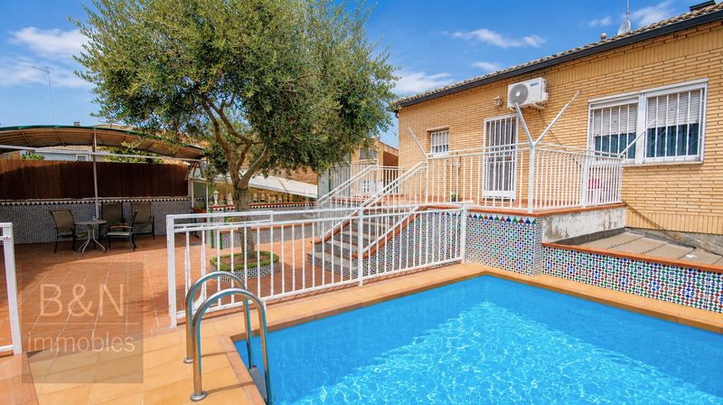 Foto 403c6f19-0196-4f57-a527-036fc60e87be. Casa amb calefacció aparcament piscina a Can Parellada Terrassa