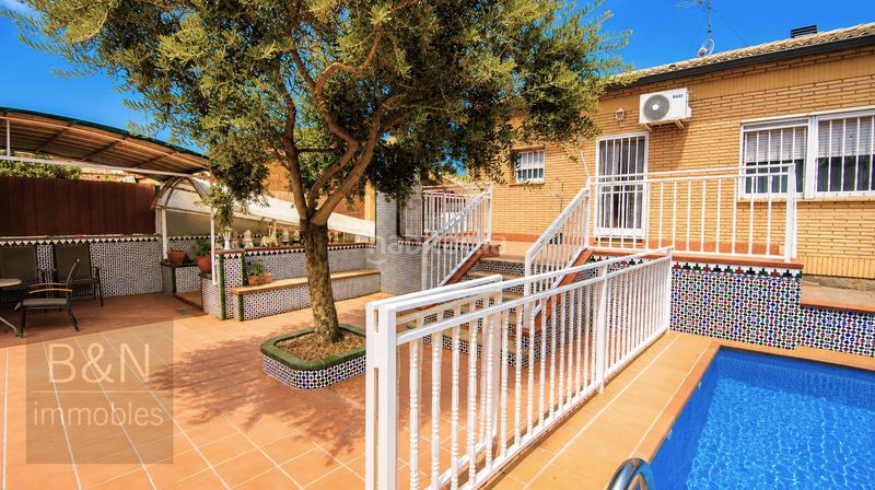 Foto 611ec6f5-226d-48e1-a1f2-cbf33766e820. Casa amb calefacció aparcament piscina a Can Parellada Terrassa