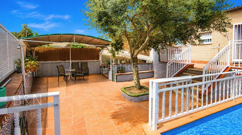 Foto 69efb2ce-5ed6-44c2-a877-f787955965cc. Casa amb calefacció aparcament piscina a Can Parellada Terrassa