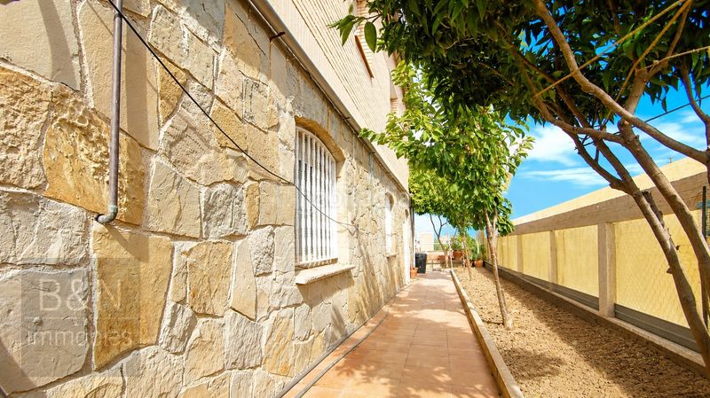 Foto 8a7ba2d1-8363-43e0-9825-e3fa70fb01e0. Casa amb calefacció aparcament piscina a Can Parellada Terrassa