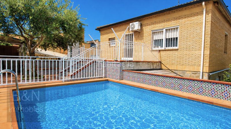 Foto 997f0351-c824-40b2-8df5-7bdbf931fcf3. Casa amb calefacció aparcament piscina a Can Parellada Terrassa