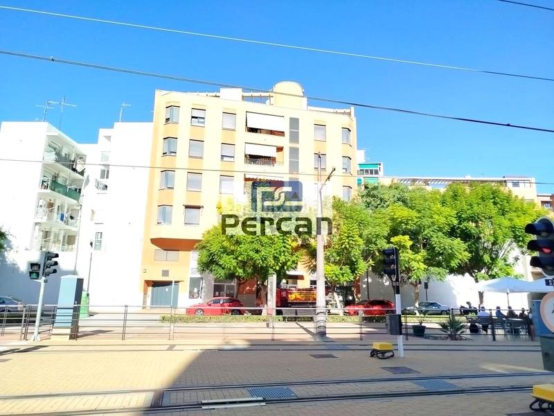 Foto f3999fb7-f6de-4cb1-972e-a2f26f9b876b. Parking voiture dans Campello Pueblo Campello (el)