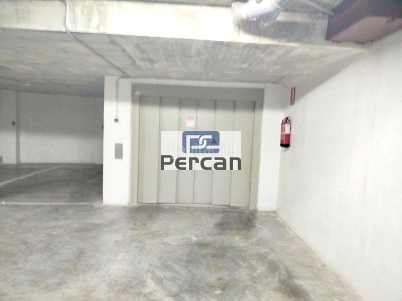 Foto ff7ab4b0-73aa-4c39-8ffb-0f0a8837e8e6. Parking voiture dans Campello Pueblo Campello (el)