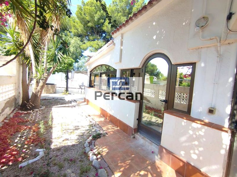 Foto 4d255486-8bd5-4ed3-bc4e-4e1e324960dd. Casa adossada amb aparcament piscina a Playa Muchavista Campello (el)
