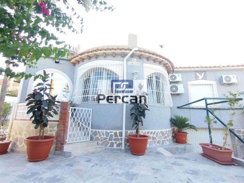 Foto 0e8a733f-4bd1-4957-ad8f-fed92a8c610e. Casa amb piscina a Pueblo Español-Coveta Fumá Campello (el)