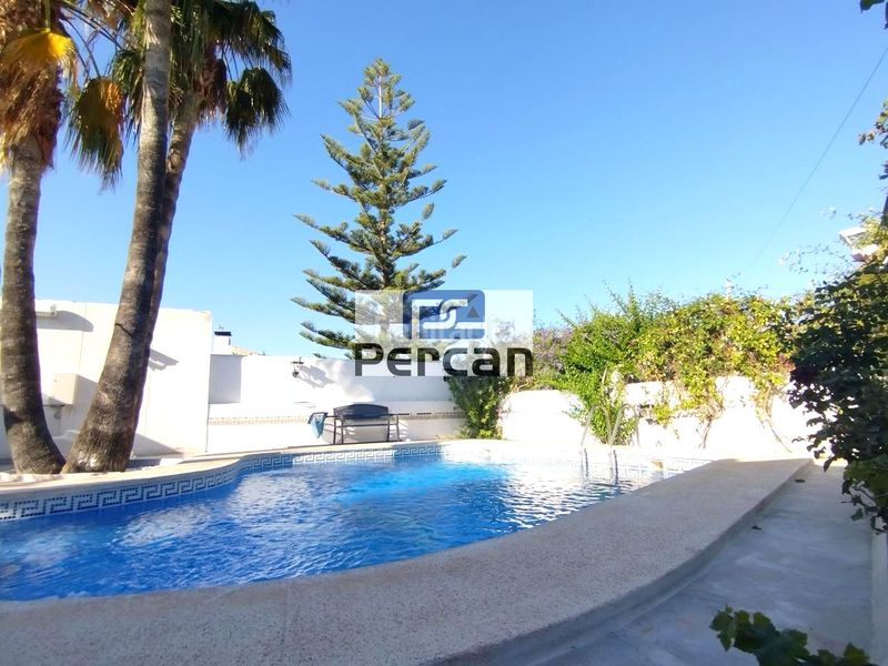 Foto 303f7bc2-3001-4af4-8b6e-9c69fead1705. Casa amb piscina a Pueblo Español-Coveta Fumá Campello (el)