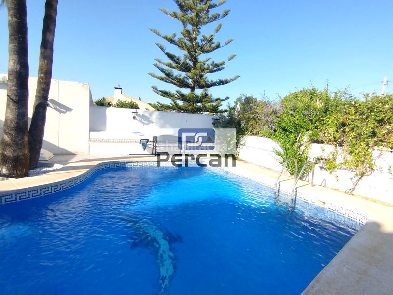 Foto 4ba0e44a-d4ee-49e3-b647-74138ed049f6. Casa amb piscina a Pueblo Español-Coveta Fumá Campello (el)