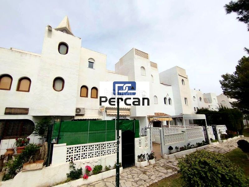 Foto 7256d560-cae1-4165-a1a1-a1b02ddbf3df. Casa amb piscina a Pueblo Español-Coveta Fumá Campello (el)