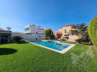 Chalet  L´escamarla. Venta de chalet atractivo en costa  norte de vinaros